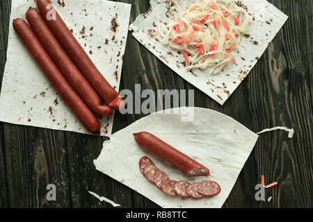 La salsiccia e il cavolo per fare in casa shawarma. fast food Foto Stock