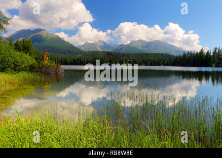 Il bel lago in Alti Tatra - il villaggio di Strbske Pleso Foto Stock