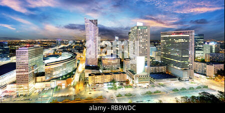 Città di Varsavia con un moderno grattacielo al tramonto, Polonia Foto Stock