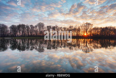 La riflessione di acqua a sunrise nel lago Foto Stock