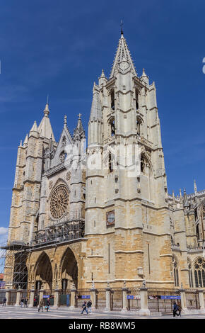 Facciata e le torri della cattedrale di Leon, Spagna Foto Stock