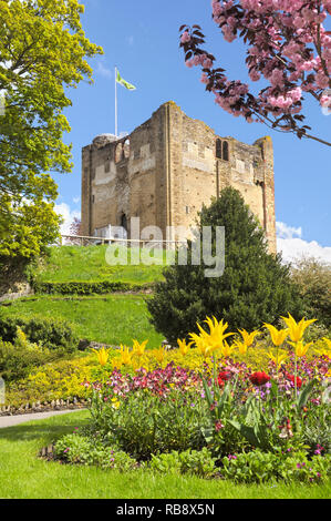Castello di Guildford e giardini in primavera, Castle Grounds, Guildford, Surrey, Inghilterra, REGNO UNITO Foto Stock