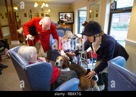 L annuale Boxing Day Hunt soddisfare di Atherstone caccia svoltasi a Market Bosworth. La visita di suoneria Orchard House Casa residenziale prima di sfilare. Foto Stock