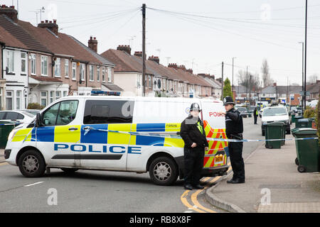 La polizia raffigurato in Burnaby Road, Coventry poco dopo che la polizia ha ucciso Sean Fitzgerald di una proprietà in strada. Foto Stock