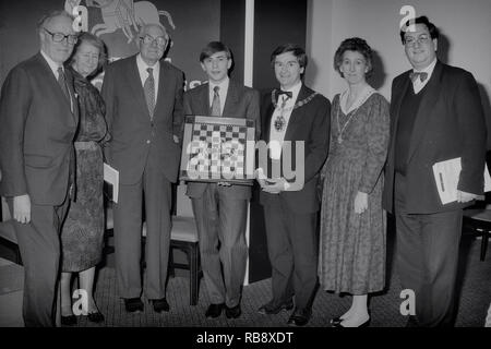 Presentazione dei vincitori di Evgeny Bareev dal signore di Callahan a Hastings 66internazionale annuale congresso scacchi. Torneo di Premier. 1990. Inghilterra, Regno Unito Foto Stock