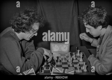 Hastings 66internazionale annuale congresso scacchi. Torneo di Premier. 1990. Jonathon S Speelman (sinistra) v Anthony C Kosten (a destra). Inghilterra, Regno Unito Foto Stock