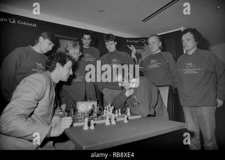 Hastings 66internazionale annuale congresso scacchi. Torneo di Premier. 1990. Da l a r: Evgeny Bareev; Anthony C Kosten (seduto); Murray G Chandler; Daniel J re; Helgi Olafsson; Jonathon S Speelman (seduto); piegate Larsen; Gyula Sax. Inghilterra, Regno Unito Foto Stock