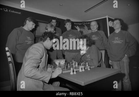 Hastings 66internazionale annuale congresso scacchi. Torneo di Premier. 1990. Da l a r: Evgeny Bareev; Anthony C Kosten (seduto); Murray G Chandler; Daniel J re; Helgi Olafsson; Jonathon S Speelman (seduto); piegate Larsen; Gyula Sax. Inghilterra, Regno Unito Foto Stock