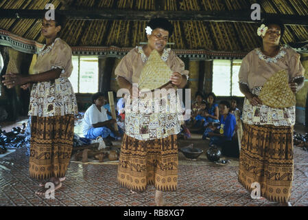 Donne locali di eseguire un tradizionale benvenuto in Nakabuta villaggio della Valle Sigatoka, isola di Viti Levu, Figi Melanesia Oceania Foto Stock