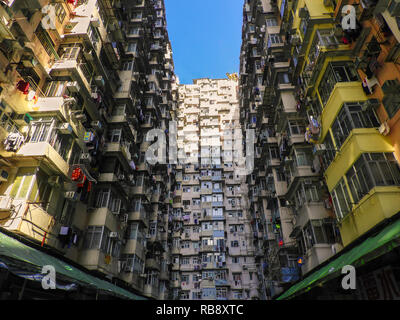 Alta densità appartamento. Gigantesco complesso architettonico soprannominato il 'Monster edificio". Multipiano concrete jungle cerca fino al cielo blu Foto Stock