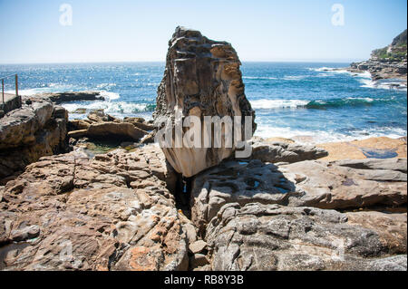 Spettacolari formazioni rocciose erose dal vento e acqua lungo il Bondi a Coogee cliff walk in Sydney's sobborghi orientali, Australia. Foto Stock