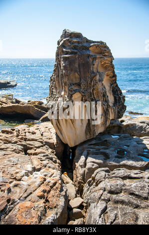 Spettacolari formazioni rocciose erose dal vento e acqua lungo il Bondi a Coogee cliff walk in Sydney's sobborghi orientali, Australia. Foto Stock