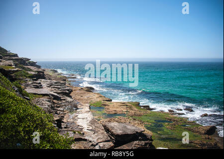 Scena costiere, Sydney, Nuovo Galles del Sud, Australia. Clourful formazioni rocciose causata dal vento e dal mare di erosione. Foto Stock