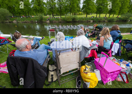 Gli spettatori a guardare Shrewsbury regata sul fiume Severn a Shrewsbury, Shropshire, Inghilterra, Regno Unito Foto Stock