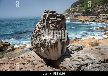 Spettacolari formazioni rocciose erose dal vento e acqua lungo il Bondi a Coogee cliff walk in Sydney's sobborghi orientali, Australia. Foto Stock