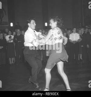 Jitterbug danza. Una danza popularized negli Stati Uniti e la diffusione da parte di soldati americani e i marinai di tutto il mondo durante la Seconda guerra mondiale. Nella foto qui una coppia giovane quando ballare il Jitterbug dance 1948 durante un concorso di danza evento. Foto: Kristoffersson ref AM60-4 Foto Stock