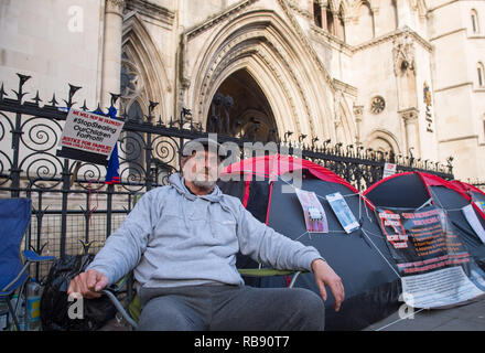 Protestor Roland Ford al di fuori della Royal Courts of Justice, dove i manifestanti sono camping al di fuori di Londra il più grande complesso di tribunali come parte di una protesta contro la 'secrecy' in tribunali familiari. Foto Stock