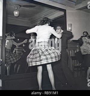 Jitterbug danza. Una danza popularized negli Stati Uniti e la diffusione da parte di soldati americani e i marinai di tutto il mondo durante la Seconda guerra mondiale. Nella foto qui una coppia giovane quando ballare il Jitterbug dance 1944. Foto: Kristoffersson refLL3-2 Foto Stock