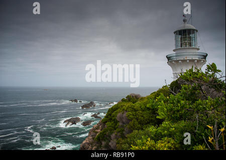 Sugarloaf Point lighthouse a Seal Rocks, Myall Lakes National Park, NSW, Australia. Faro sulla collina, mare mosso e grigio cielo cloud Foto Stock