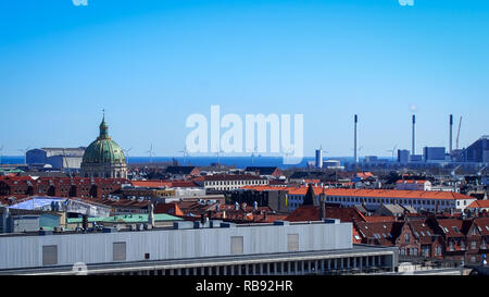 Copenhagen vista aerea con il Middelgrunden Offshore Wind Turbine su all'orizzonte Foto Stock