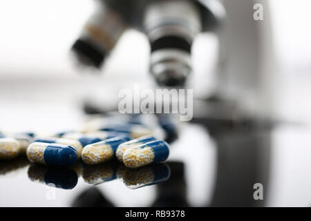 Compresse sparsi sul tavolo del Foto Stock