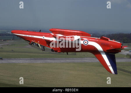 Invertite - HAWK T1 della Royal Air Force frecce rosse Aerobatic Team di visualizzazione. Foto Stock