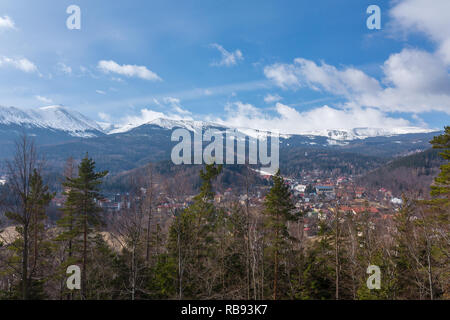 Monti Karkonosze e Karpacz città in Polonia Foto Stock