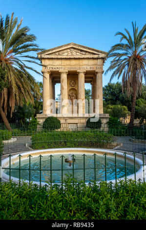 Un tempio dorico di commemorazione a Sir Alexander Ball in Lower Barrakka Gardens, Valletta, Malta Foto Stock