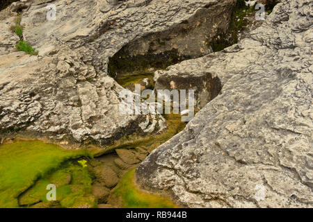 Formazioni di roccia nei pressi del fiume Pedernales, Pedernales Falls State Park, Texas, Stati Uniti d'America Foto Stock