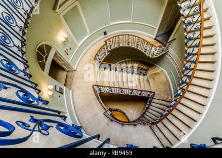 Londra, Inghilterra. Il Nelson ornati di Scale e ringhiere, scala a chiocciola in Somerset House, Londra Foto Stock
