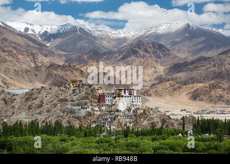 Monastery Spituk con vista delle montagne dell'Himalaya. Spituk Gompa è un famoso tempio buddista in Ladakh, Jammu e Kashmir in India. Foto Stock