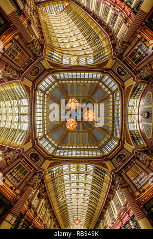 Londra, Inghilterra. La plafoniera centrale del mercato Leadenhall, Gracechurch Street, Città di Londra, Inghilterra Foto Stock