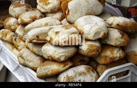 Salsiccia ripiene sandwich nel ristorante, veloce e insane cibo Foto Stock