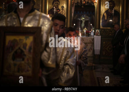 Pechino, Cina. Il 7 gennaio, 2019. Palestinesi cristiani frequentano il Natale ortodosso la messa presso la Santa Chiesa Porphyrius nella città di Gaza, 7 gennaio 2019. Credito: Stringer/Xinhua/Alamy Live News Foto Stock