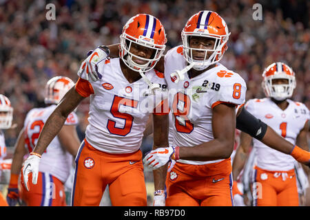 Santa Clara, California, USA. Il 7 gennaio, 2019. 07 gennaio 2019 - Santa Clara, California, Stati Uniti - Clemson Tigers wide receiver Tee Higgins (5) festeggia dopo aver segnato un touchdown nel College Football Playoff campionato nazionale di gioco tra la Clemson Tigers e Alabama Crimson Tide a Levi's Stadium, Santa Clara, California. Clemson ha vinto 44-16. Credito: Adam Lacy/ZUMA filo/Alamy Live News Foto Stock