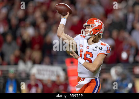 Santa Clara, California, USA. Il 7 gennaio, 2019. 07 gennaio 2019 - Santa Clara, California, Stati Uniti - Clemson Tigers quarterback Trevor Lawrence (16) passa la palla nel College Football Playoff campionato nazionale di gioco tra la Clemson Tigers e Alabama Crimson Tide a Levi's Stadium, Santa Clara, California. Credito: Adam Lacy/ZUMA filo/Alamy Live News Foto Stock