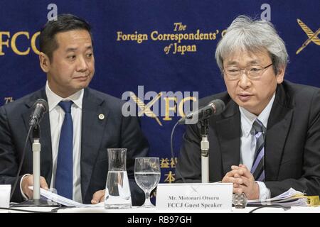 Tokyo, Giappone. Gen 8, 2019. Carlos Ghosn Chief avvocato Motonari Otsuru (R) parla durante una conferenza stampa presso i corrispondenti stranieri' Club del Giappone a Tokyo. Motonari ha parlato con i membri della stampa dopo l'ex presidente di Nissan Motor Co. Carlos Ghosn ha partecipato ad una audizione presso la corte distrettuale di Tokio, questo martedì mattina. Ghosn ha proclamato la sua innocenza al suo primo aspetto corte poiché egli è stato arresto in novembre per illeciti finanziari. Credito: Rodrigo Reyes Marin/ZUMA filo/Alamy Live News Foto Stock