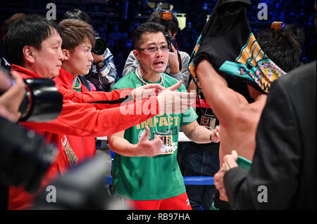 Tokyo, Giappone. 30 Dic, 2018. (L-R) Hideyuki Ohashi, Naoya Inoue, Shingo Inoue, Takuma Inoue (JPN) Boxe : Takuma Inoue trainer e padre Shingo Inoue parla di lui come egli indossa il suo campione t-shirt dopo ha vinto l'interim WBC Peso gallo titolo bout in generale Ota-City palestra a Tokyo in Giappone . Credito: Hiroaki Yamaguchi/AFLO/Alamy Live News Foto Stock