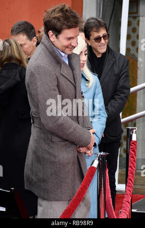 Bradley Cooper e Lady Gaga frequentare la leva TCL Chinese Theatre ospita Sam Elliott mano e cerimonia di ingombro a TCL teatro cinese il 7 gennaio 2019 in Hollywood, la California. Foto Stock