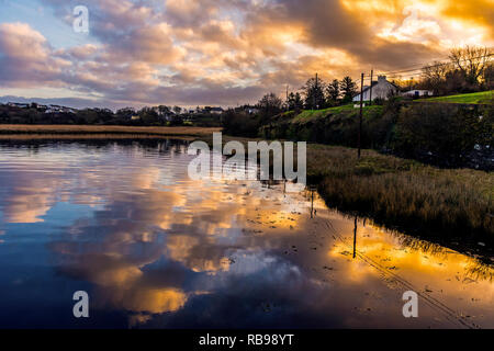 Ardara, County Donegal, Irlanda. 8 gennaio 2019. Il sole sorge su cottage costiere su un lieve, calma giorno. Credito: Richard Wayman/Alamy Live News Foto Stock