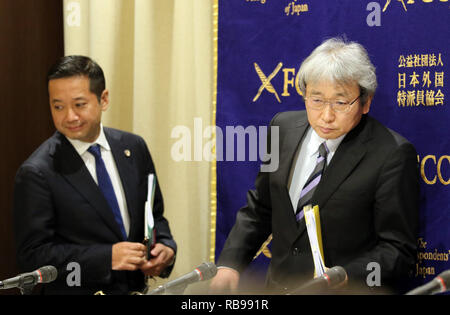 Tokyo, Giappone. Gen 8, 2019. Ex Nissan Motor il presidente Carlos Ghosn chief avvocato Motonari Otsuru (R) e un compagno avvocato andare Kondo (L) arrivano a corrispondenti stranieri' Club del Giappone a Tokyo il Martedì, 8 gennaio 2019. Ghosn è comparso in tribunale distrettuale di Tokyo alla ricerca di una spiegazione per la sua perdurante detenzione a partire dal mese di novembre. Credito: Yoshio Tsunoda/AFLO/Alamy Live News Foto Stock