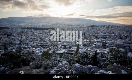 Atene, Grecia. Gen 8, 2019. Una vista generale della città di Atene con neve nelle prime ore ore su Martedì. Una tempesta di neve ''Tilemachos'' spazia su Atene è mantenere il mercurio di gran lunga al di sotto dello zero attraverso filiere del paese. Credito: Ioannis Alexopoulos SOPA/images/ZUMA filo/Alamy Live News Foto Stock