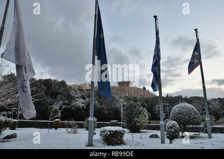 Atene, Grecia. 8 Jan 2019. La neve cade sull'Acropoli di Atene, Grecia. Credito: Nicolas Koutsokostas/Alamy Live News. Foto Stock