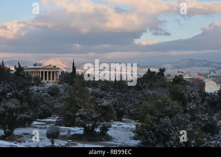 Atene, Grecia. 8 Jan 2019. La neve cade sul Tempio di Efesto ad Atene, in Grecia. Credito: Nicolas Koutsokostas/Alamy Live News. Foto Stock