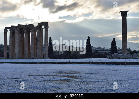 Atene, Grecia. 8 Jan 2019. La neve cade sul Tempio di Zeus Olimpio ad Atene, in Grecia. Credito: Nicolas Koutsokostas/Alamy Live News. Foto Stock