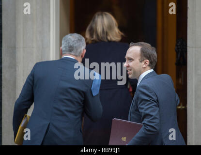 A Downing Street, Londra, Regno Unito. 8 gennaio 2019. Stephen Barclay, Segretario di Stato per la chiusura dell'Unione europea, Brexit Segretario, arriva a Downing Street con Matt Hancock, Segretario di Stato per la salute e la cura sociale e ambra Rudd, Segretario di Stato per il lavoro e le pensioni per settimanale riunione del gabinetto. Credito: Malcolm Park/Alamy Live News. Foto Stock