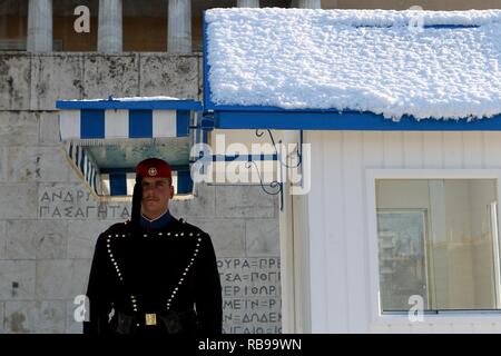 Atene, Grecia. Gen 8, 2019. Nevicata nel centro di Atene inizio il martedì mattina. (Credito Immagine: © Aristidis VafeiadakisZUMA filo) Credito: ZUMA Press, Inc./Alamy Live News Foto Stock