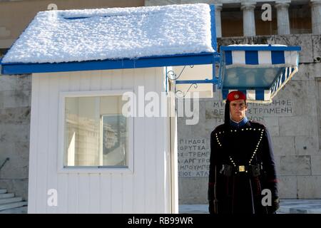 Atene, Grecia. Gen 8, 2019. Nevicata nel centro di Atene inizio il martedì mattina. (Credito Immagine: © Aristidis VafeiadakisZUMA filo) Credito: ZUMA Press, Inc./Alamy Live News Foto Stock