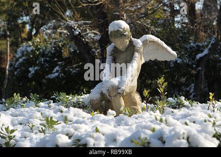 Atene, Grecia. Gen 8, 2019. Nevicata nel centro di Atene inizio il martedì mattina. (Credito Immagine: © Aristidis VafeiadakisZUMA filo) Credito: ZUMA Press, Inc./Alamy Live News Foto Stock