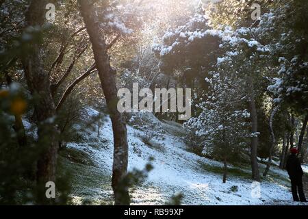 Atene, Grecia. Gen 8, 2019. Nevicata nel centro di Atene inizio il martedì mattina. (Credito Immagine: © Aristidis VafeiadakisZUMA filo) Credito: ZUMA Press, Inc./Alamy Live News Foto Stock